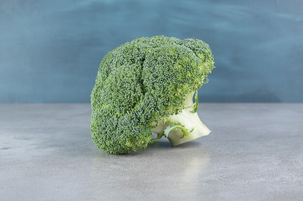 Brócoli sano verde fresco aislado en un fondo gris. Foto de alta calidad