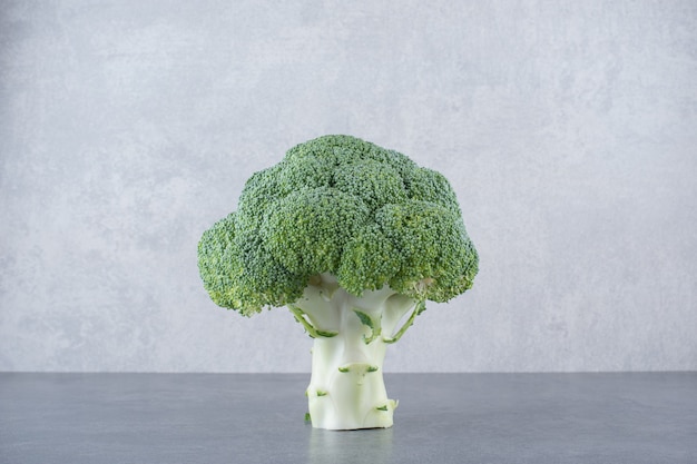 Brócoli verde aislado en superficie gris