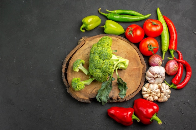 Brócoli verde fresco de la vista superior con verduras frescas en la salud madura de la ensalada de mesa oscura