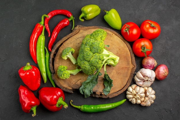 Brócoli verde fresco de la vista superior con verduras frescas en la salud madura de la ensalada de mesa oscura