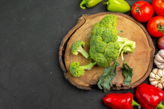 Brócoli verde fresco de la vista superior con verduras frescas en la salud madura de la ensalada de mesa oscura