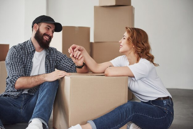 Bromeando. Pareja feliz juntos en su nueva casa. Concepción de mudanza