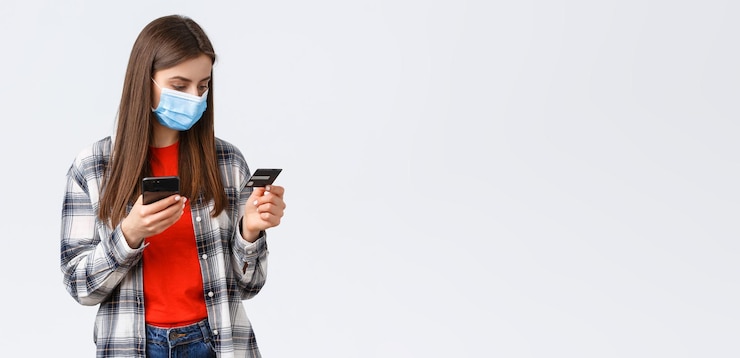 Foto gratuito brote de coronavirus trabajando desde casa compras en línea y concepto de pago sin contacto niña en médico