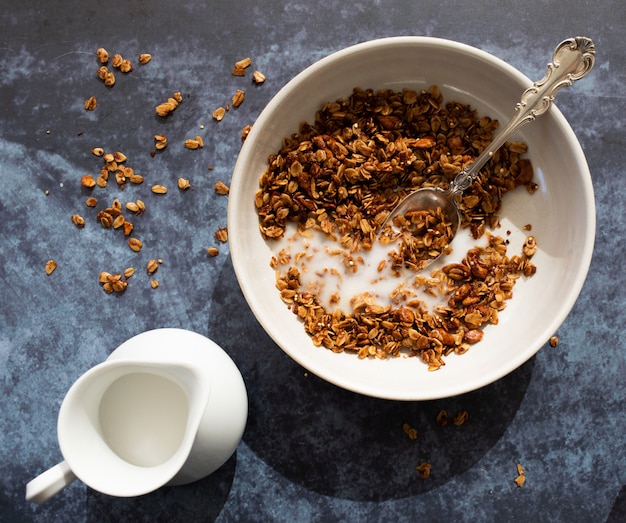 Brown cereal junto a la jarra de leche