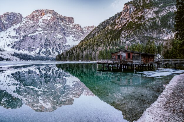 Brown Lakeside Cottage junto a la montaña rocosa