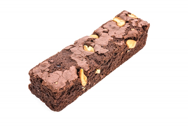 Brownie aislado en el fondo blanco