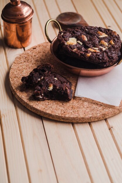 Brownie de chocolate en el soporte de corcho