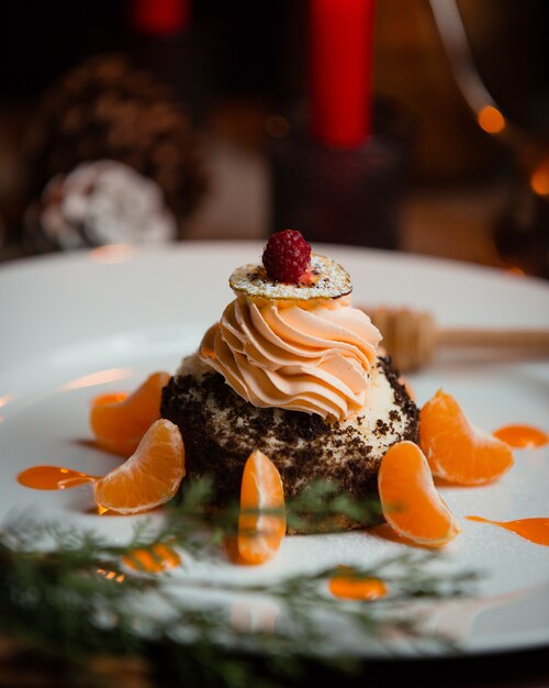 Brownie con crema y rodajas de mandarina.