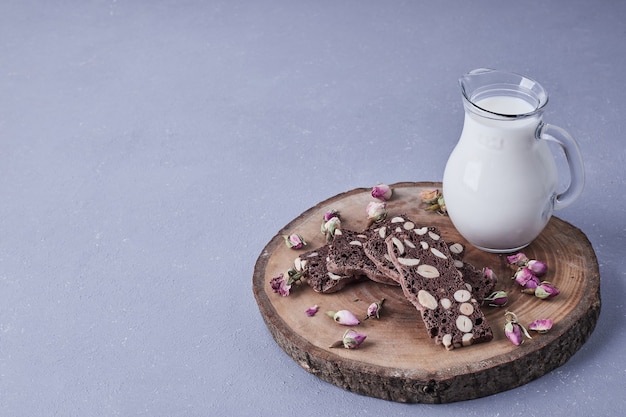 Brownie con nueces servido con un tarro de leche.