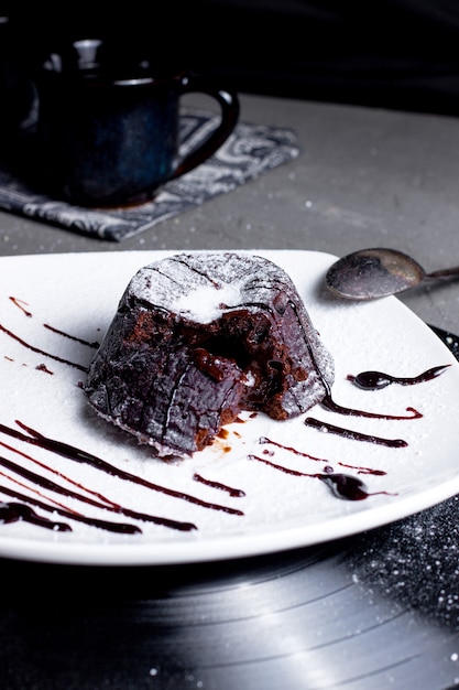 Brownie con salsa de chocolate y azúcar en polvo