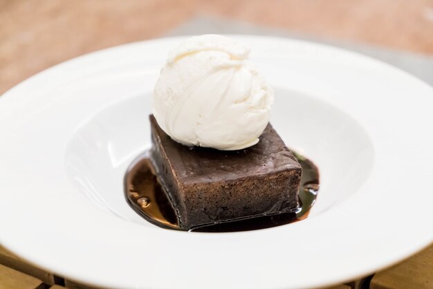 Brownie Sundae con una cucharada de helado de vainilla