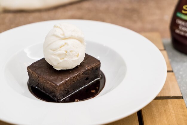 Brownie Sundae con una cucharada de helado de vainilla