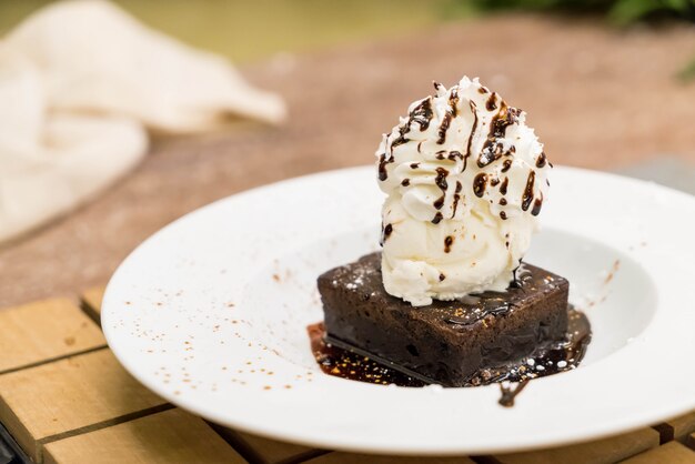 Brownie Sundae con una cucharada de helado de vainilla