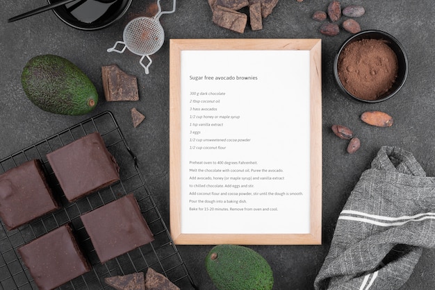 Foto gratuita brownies de aguacate sin azúcar flat lay