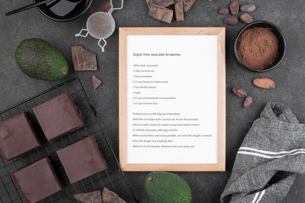 Brownies de aguacate sin azúcar flat lay