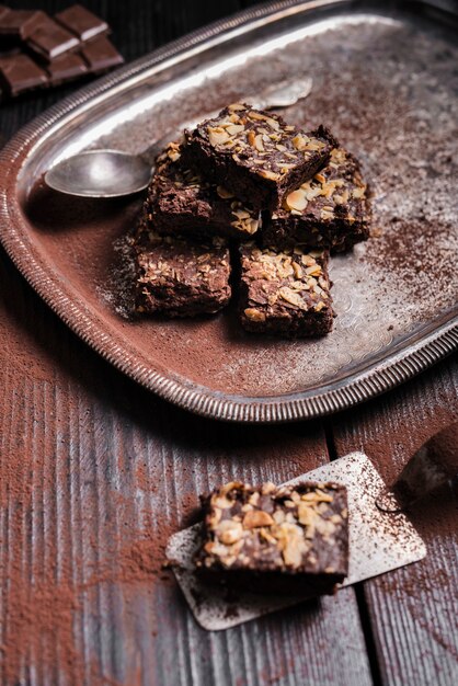 Brownies de alto ángulo con nueces