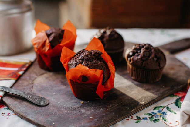 brownies de choco dulce delicioso y redondo redondo diseñado con picaduras de choco en un escritorio de madera marrón durante el día