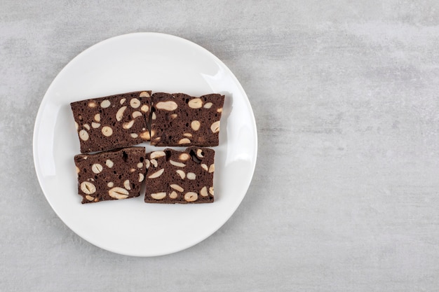 Brownies de chocolate caseros en un plato, sobre la mesa de mármol.