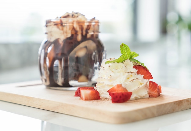 brownies de chocolate con helado de vainilla