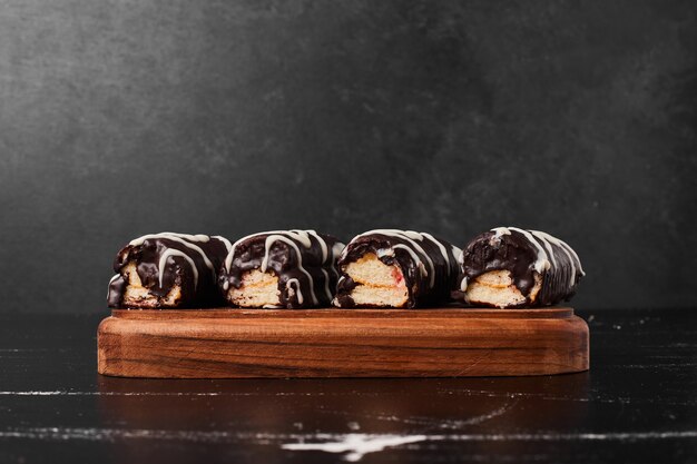 Brownies de chocolate sobre una tabla de madera.