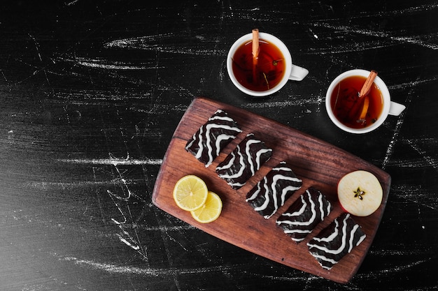 Foto gratuita brownies de chocolate con tazas de té.