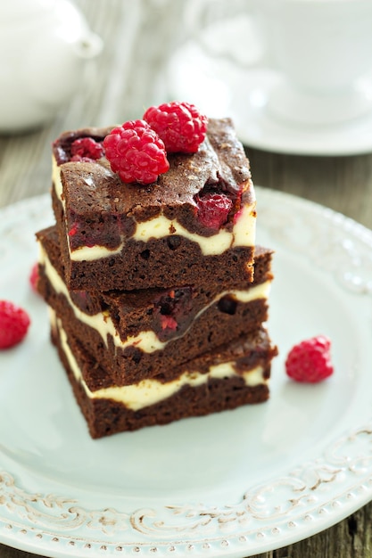 Brownies de tarta de queso con frambuesa apilados en un plato