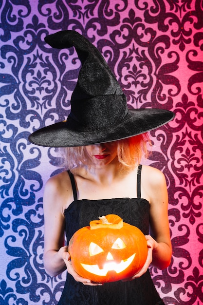 Foto gratuita bruja chica con calabaza iluminada