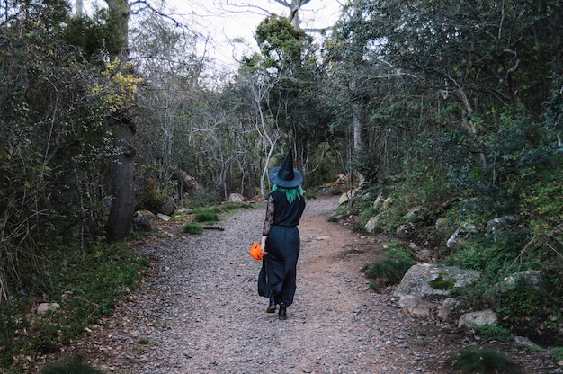 Bruja irreconocible en el bosque