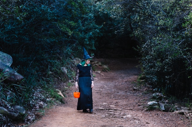 Bruja mujer en el bosque