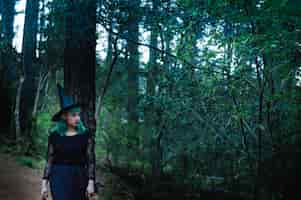 Foto gratuita bruja sombría en el bosque oscuro