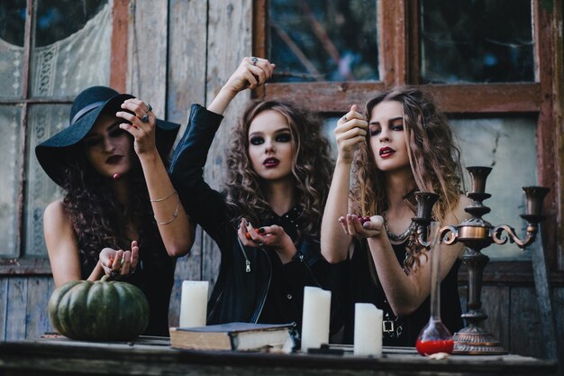 Brujas haciendo un ritual