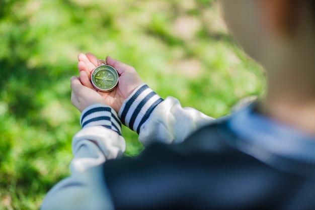 Foto gratuita brújula en las manos de un niño