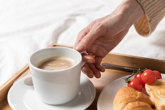 Foto gratuita brunch de alto ángulo en cama para mujer embarazada