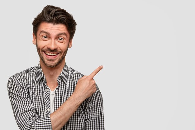 Brunet hombre vestido con camisa a cuadros