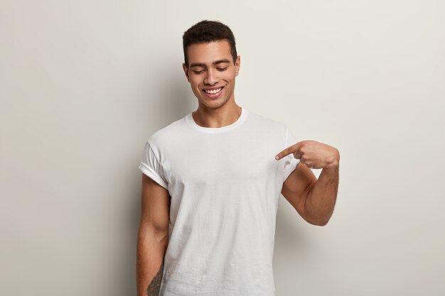 Brunet hombre vestido con camiseta blanca