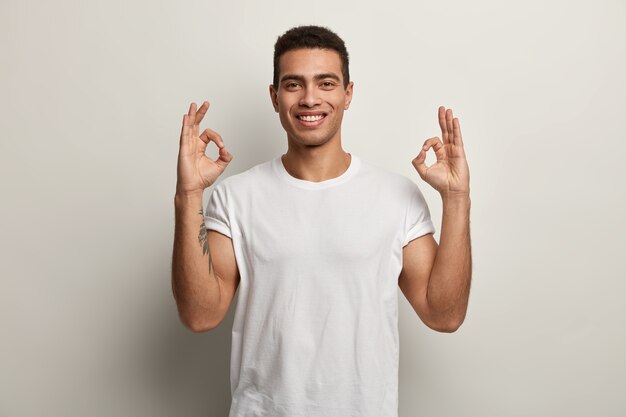 Brunet hombre vestido con camiseta blanca