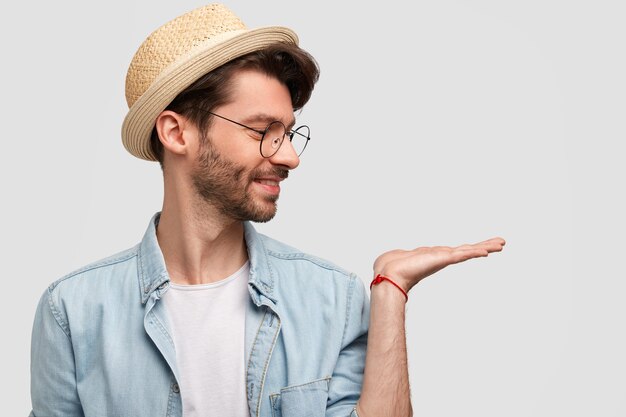 Brunet hombre vestido con sombrero y camisa vaquera