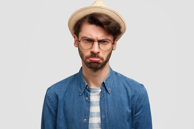 Brunet hombre vestido con sombrero y camisa vaquera