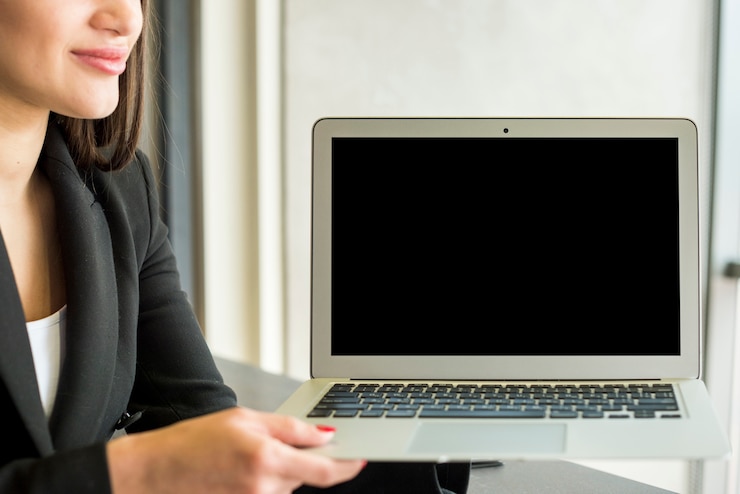 Photo Gratis brunette businesswoman showing laptop