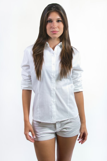 Brunette mujer vistiendo traje blanco posando