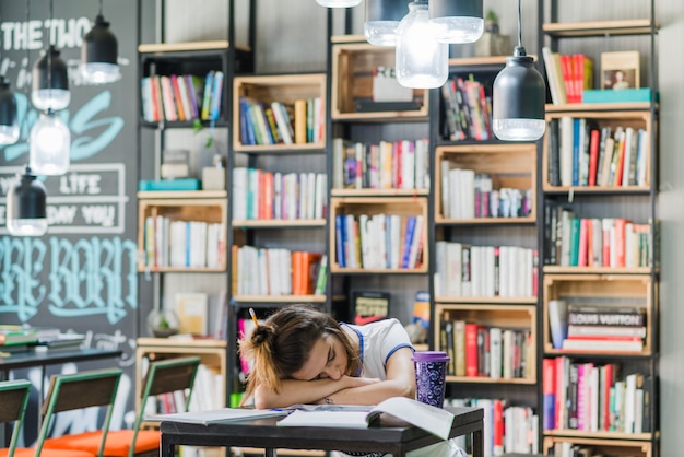 Foto gratuita brunette niña durmiendo en la mesa