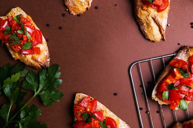 Bruschetta en una bandeja para hornear