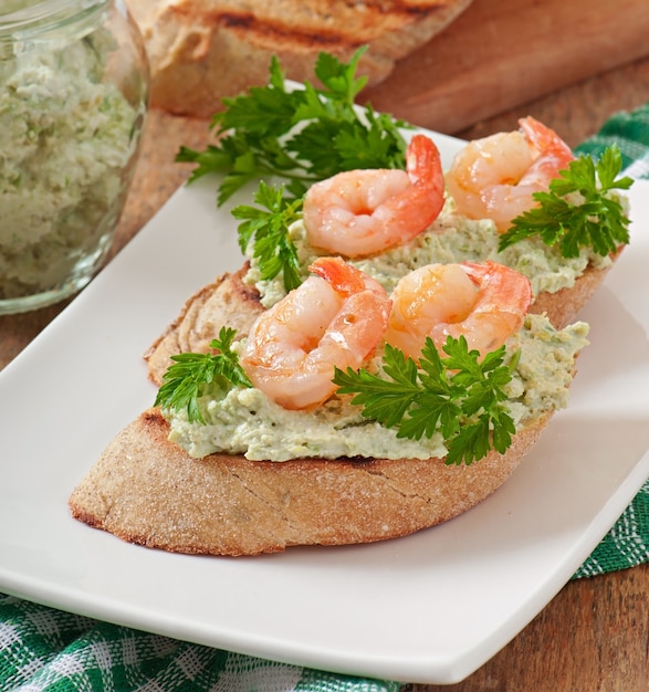 Bruschetta con una pasta de guisantes y camarones