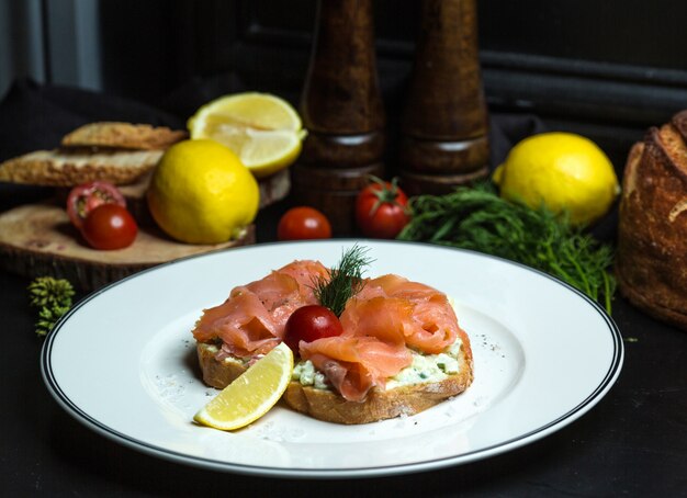 Foto gratuita bruschetta de salmón ahumado con aguacate en crema y limón