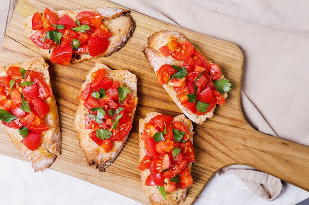 Foto gratuita bruschetta en una tabla de cortar