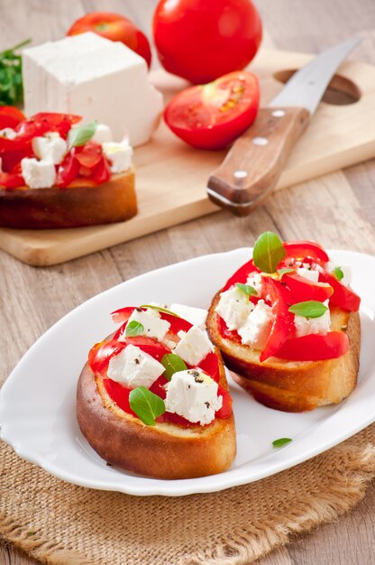 Bruschetta con tomate, queso feta y albahaca