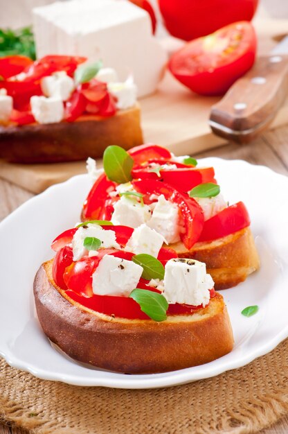 Bruschetta con tomate, queso feta y albahaca