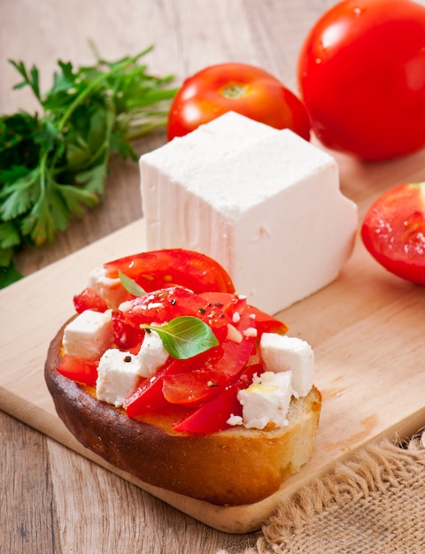 Bruschetta con tomate, queso feta y albahaca