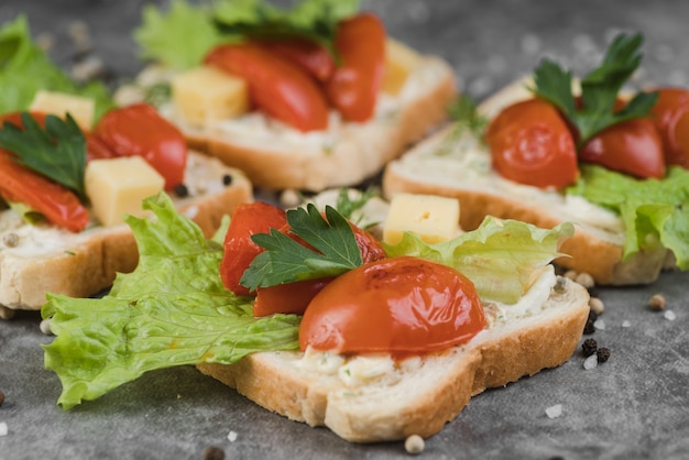 Bruschettas de alto ángulo en la mesa