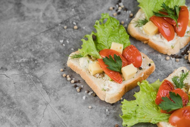 Bruschettas de espacio de copia en la mesa